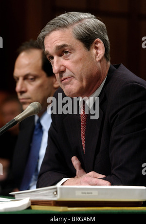 FBI Director Robert Mueller (R) und Justice Department Inspector General Glenn Fine hören auf Fragen während der Senat Justiz Stockfoto