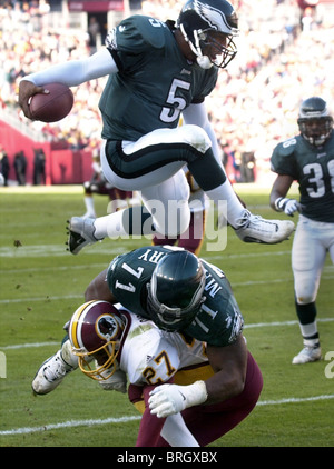 Philadelphia Eagles Donovan McNabb (5) springt über Eagles' Jermane Mayberry (71) und Washington Redskins Mark Carrier (27) ding Stockfoto