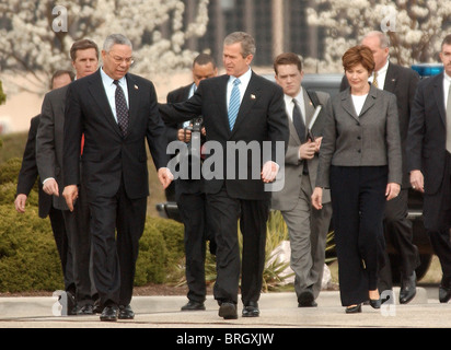 Präsident Bush und Frau Laura walk mit Staatssekretär Colin Powell an Andrews Airforce Base in Maryland. Stockfoto