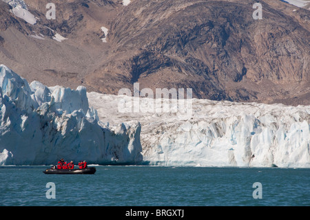 Grönland, Süd-und Ostküste, Skjoldungen-Fjord. Touristen erkunden die Thryms Gletscher im Tierkreis. Stockfoto