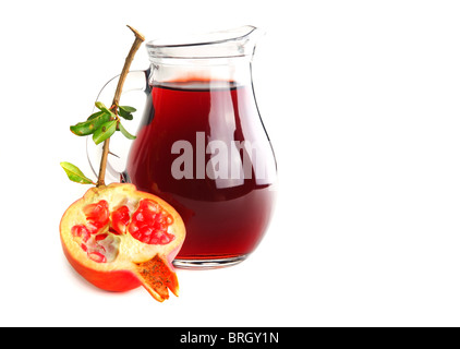 Granatapfel-Saft in einen Krug, isoliert auf weiss Stockfoto