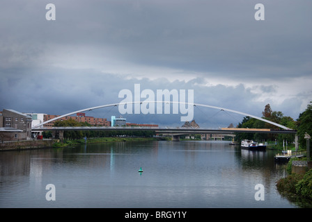 Hoge Brug Maastricht Niederlande mit Fluss Maas im Vordergrund Stockfoto