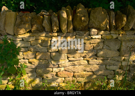 eine Trockenmauer gebaut wird repariert Stockfoto