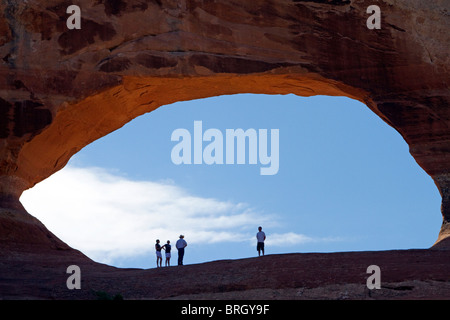 Wilson Arch ist ein natürlicher Sandstein Bogen entlang der U.S. Route 191 in der Nähe von Moab, Utah, USA. Stockfoto