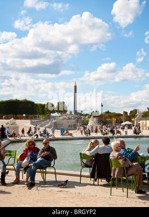Menschen entspannen im Jardin des Tuileries, Paris, Frankreich Stockfoto
