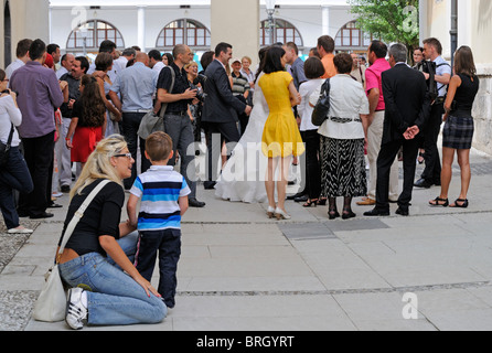 Ljubljana, Slowenien. Mutter und Sohn gerade Hochzeitsgäste außerhalb der Kirche Stockfoto