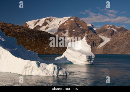 Grönland, Süd-und Ostküste, Skjoldungen-Fjord. Eisberg vor zurückweichenden Gletscher. Stockfoto