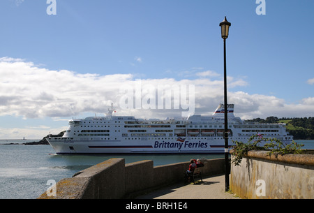 MV Pont Aven eine Roro-Flaggschiff Brittany Ferries Unternehmens Fähre ausgehende von Plymouth Ferry Port South Devon England UK Stockfoto