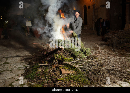 © John Angerson Gabriel David bereitet sich auf das Fest San Giuseppe in Scopello, Sizilien. Stockfoto