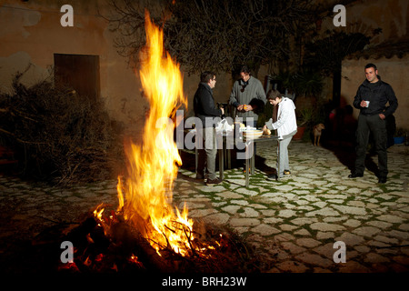 © John Angerson Gabriel David bereitet sich auf das Fest San Giuseppe in Scopello, Sizilien. Stockfoto