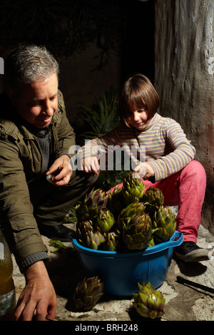 © John Angerson Gabriel David bereitet sich auf das Fest San Giuseppe in Scopello, Sizilien. Stockfoto