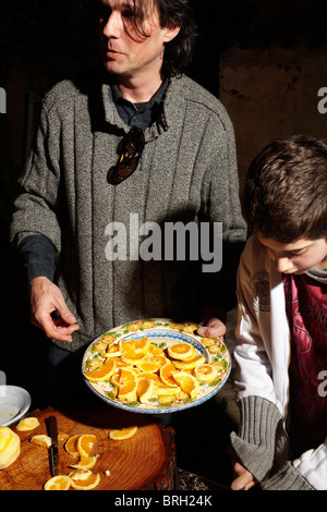 © John Angerson Gabriel David bereitet sich auf das Fest San Giuseppe in Scopello, Sizilien. Stockfoto