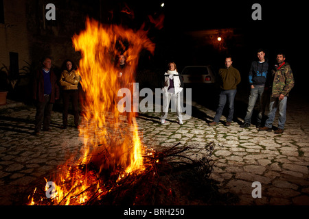 © John Angerson Gabriel David bereitet sich auf das Fest San Giuseppe in Scopello, Sizilien. Stockfoto