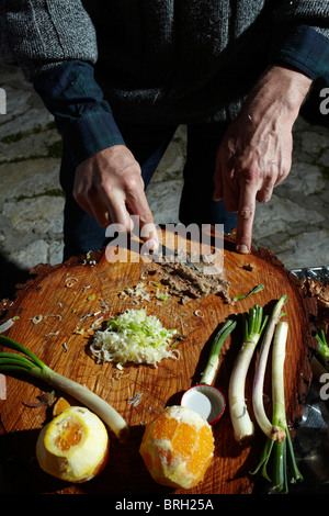 © John Angerson Gabriel David bereitet sich auf das Fest San Giuseppe in Scopello, Sizilien. Stockfoto