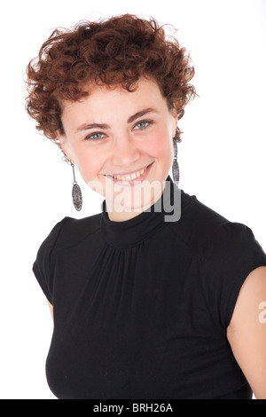 Porträt der jungen Frau lächelt in die Kamera auf weißem Hintergrund Stockfoto