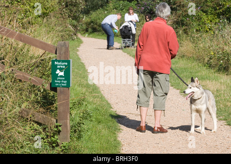 Zeichen festlegen ein Naturgebiet, in dem Hunde an der Leine geführt werden müssen. Whitlingham Park, Norwich, Norfolk, Großbritannien Stockfoto