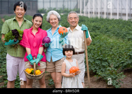 Drei-Generationen-Familie im Garten Stockfoto