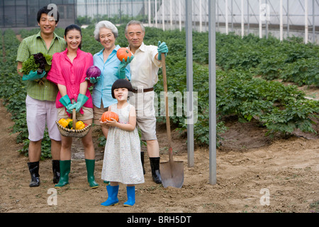 Drei-Generationen-Familie im Garten Stockfoto