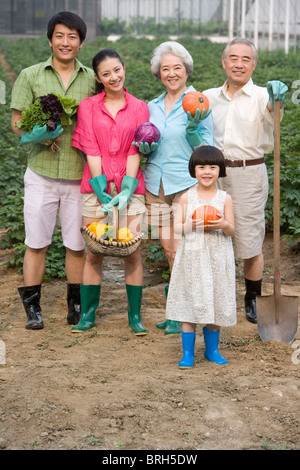 Drei-Generationen-Familie im Garten Stockfoto