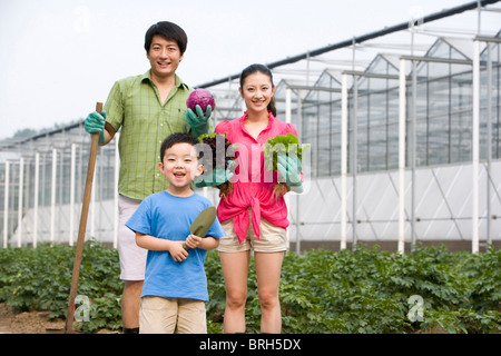 Familie im Garten im Hof Stockfoto