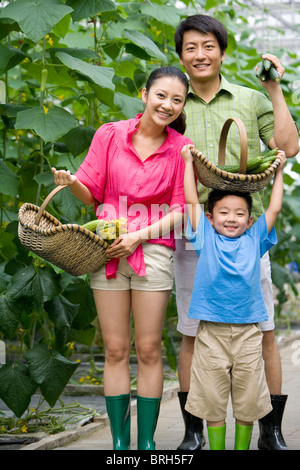 Gartenarbeit im modernen Bauernhof Familie Stockfoto