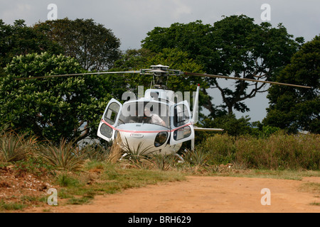 Ein Eurocopter AS350-B2 (Ecureuil/Eichhörnchen), von einer Insel im Viktoriasee, Uganda ausziehen Stockfoto