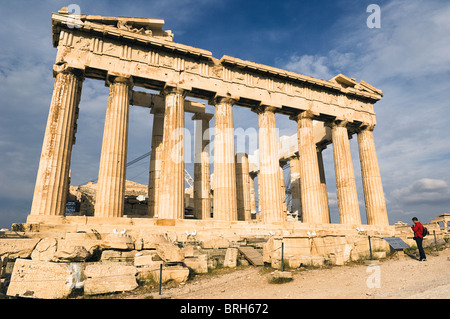 Touristischen bewundern das Pantheon der Akropolis in Athen. Stockfoto