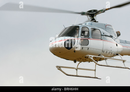 Ein Eurocopter AS350-B2 (Ecureuil/Eichhörnchen) im Flug Stockfoto