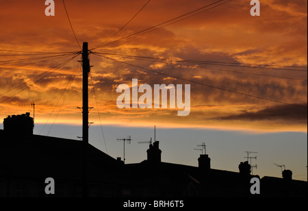 Himmel bei Sonnenuntergang über Häuser, UK Stockfoto