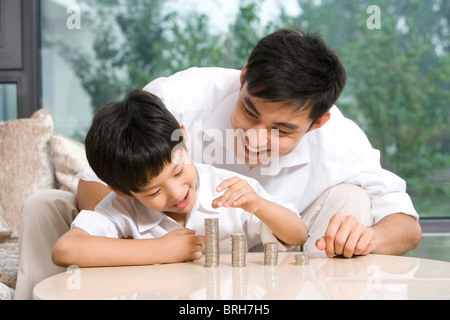 Vater und Sohn, die Berechnung der Münzen Stockfoto