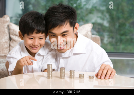 Vater und Sohn, die Berechnung der Münzen Stockfoto