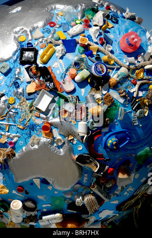 Meeresverschmutzung Konzept, "Peur blau', Globus Skulptur, von Coolglobes Marseille 2010, Marseille, Frankreich Stockfoto