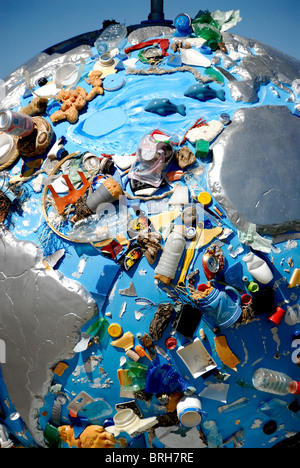 Meeresverschmutzung Konzept, "Peur blau', Globus Skulptur, von Coolglobes Marseille 2010, Marseille, Frankreich Stockfoto