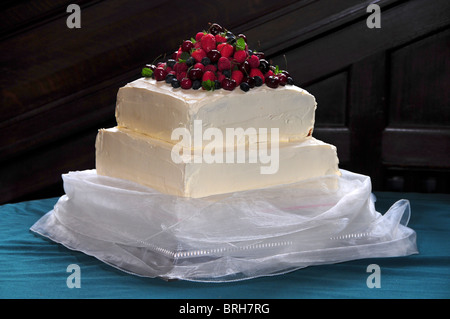 Ein zwei abgestufte Sommer Obst garniert Hochzeitstorte. Dorset, UK 2010 Stockfoto