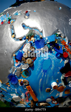 Meeresverschmutzung Konzept, "Peur blau', Globus Skulptur, von Coolglobes Marseille 2010, Marseille, Frankreich Stockfoto