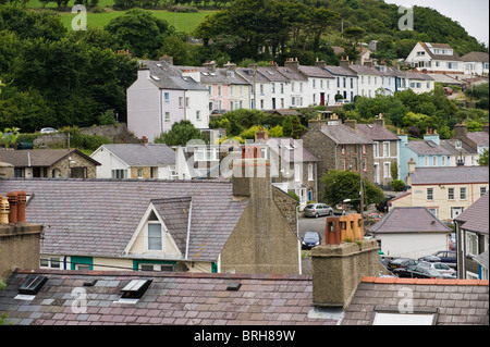 Terrassenförmig angelegten Bungalows am Hang mit Blick auf das walisische Urlaub Seebad New Quay Ceredigion West Wales UK Stockfoto