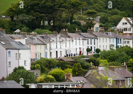 Terrassenförmig angelegten Bungalows am Hang mit Blick auf das walisische Urlaub Seebad New Quay Ceredigion West Wales UK Stockfoto