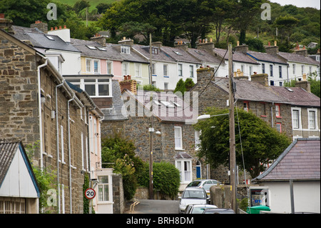 Terrassenförmig angelegten Bungalows am Hang mit Blick auf das walisische Urlaub Seebad New Quay Ceredigion West Wales UK Stockfoto