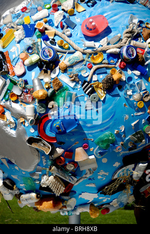 Meeresverschmutzung Konzept, "Peur blau', Globus Skulptur, von Coolglobes Marseille 2010, Marseille, Frankreich Stockfoto