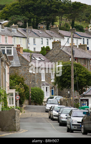 Terrassenförmig angelegten Bungalows am Hang mit Blick auf das walisische Urlaub Seebad New Quay Ceredigion West Wales UK Stockfoto