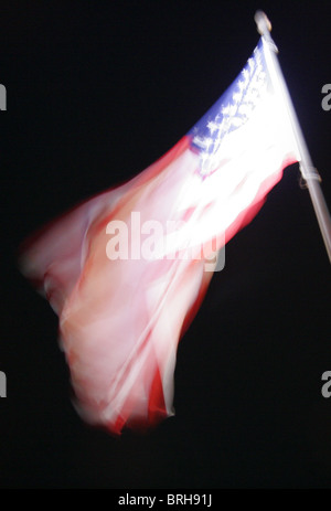 Verschwommenes Bild der amerikanischen Flagge im Wind flattern. Stockfoto