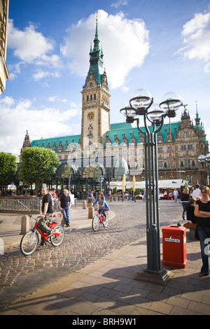 Rathausplatz in Hamburg Stockfoto