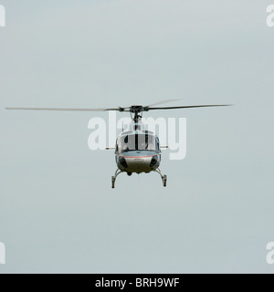 Ein Eurocopter AS350-B2 (Ecureuil/Eichhörnchen) in der Luft Stockfoto