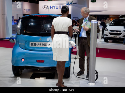 Paris, Frankreich, Paris Car Show, Elektroautos zum Verkauf, Mitsubishi „MiEV“, ausgestellt mit Verkäuferin in Kleid, hinten, Gespräch mit Kunden, Vielfalt am Arbeitsplatz Stockfoto