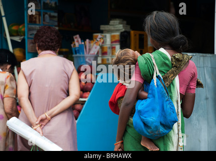 Indische Straße Mutter und Kinder, die ein westlicher Tourist beäugte. Selektiven Fokus Stockfoto