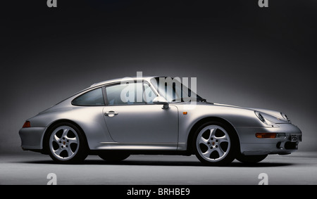 1997 beleuchtet Silber Porsche 911 (993) in einem Studio. Stockfoto