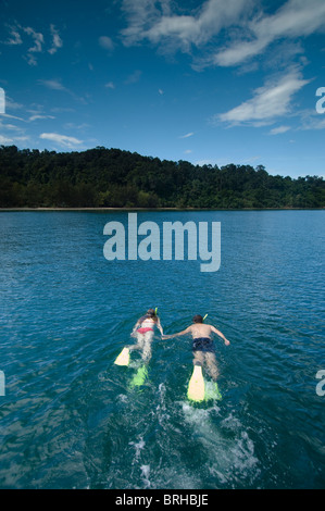 Paar Schnorcheln im Urlaub, Ost-Malaysia, Sabah, Gaya Island, Gayana Eco-Resort. Stockfoto