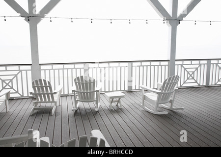 Adirondack Stühle auf der Veranda Stockfoto