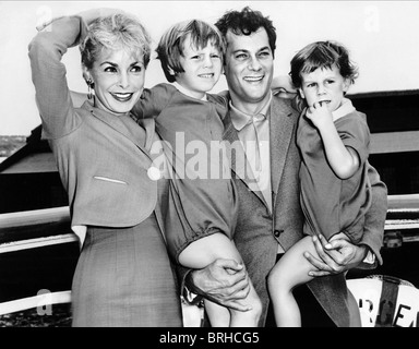 JANET LEIGH TONY CURTIS KELLY & JAMIE LEE CURTIS SCHAUSPIELER & SCHAUSPIELERIN MIT KINDERN (1961) Stockfoto