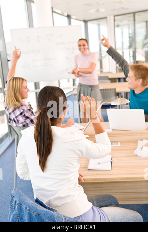 Schülerinnen und Schüler Hände, im Klassenzimmer mit professor Stockfoto